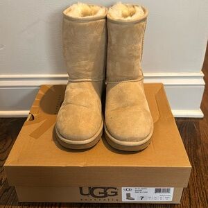 UGG classic short sand size 7 like NEW